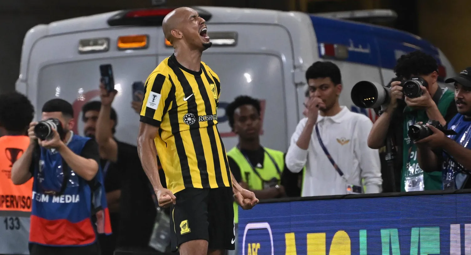 فابينهو محتفلاً بهدف الفوز الثمين على الوحدة (تصوير: علي خمج)