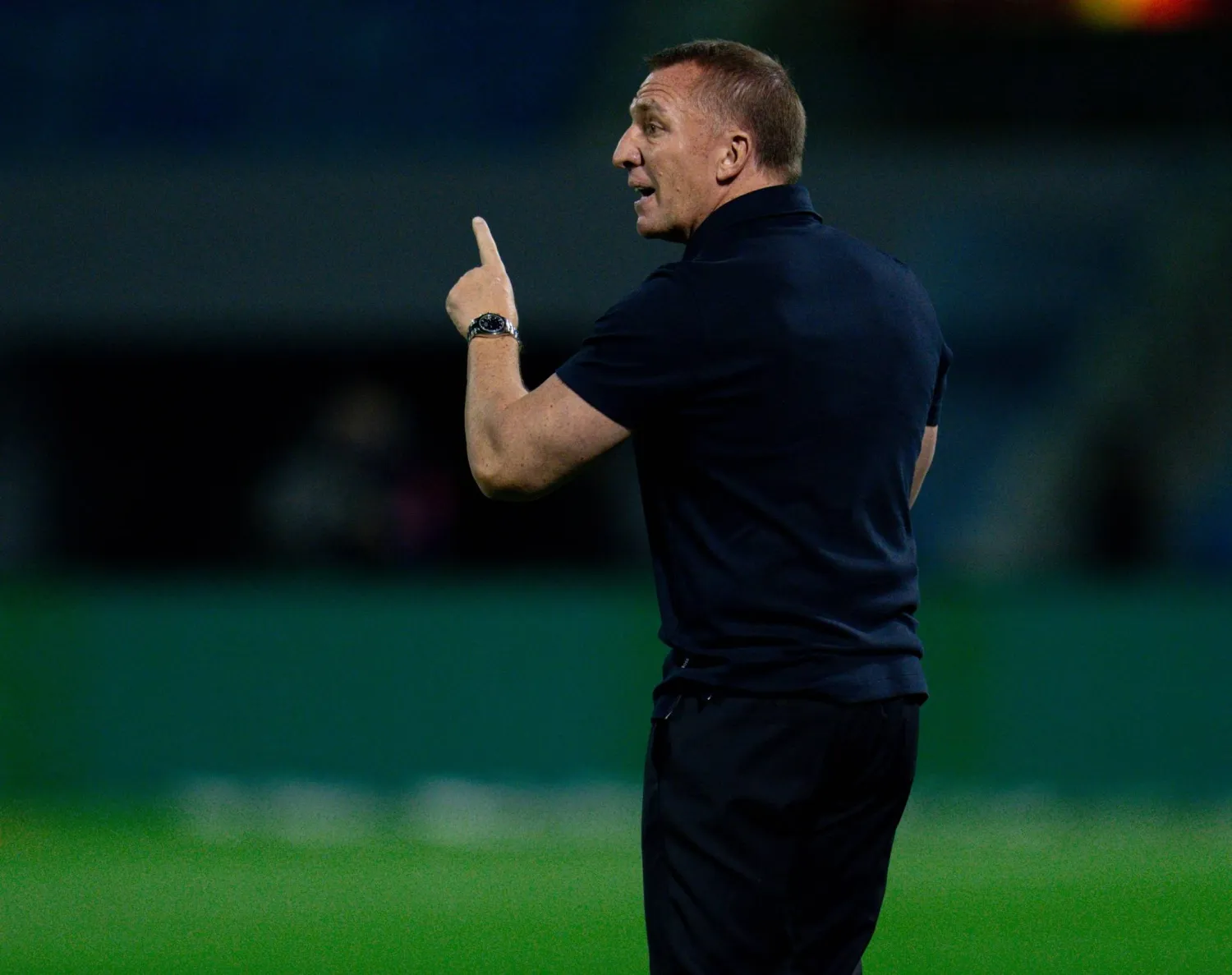 رودجرز يوجه لاعبيه خلال المباراة (نادي القادسية)