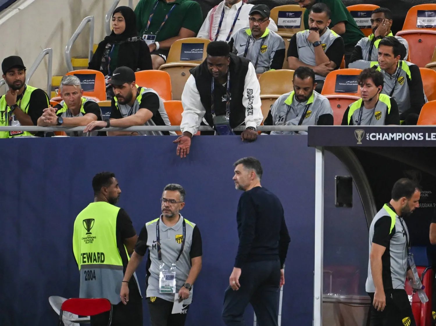 كونسيساو متفاعلا مع أحداث المباراة ويبدو النجم السابق ومستشار رئيس النادي الحالي محمد نور في المدرجات (تصوير: علي خمج)