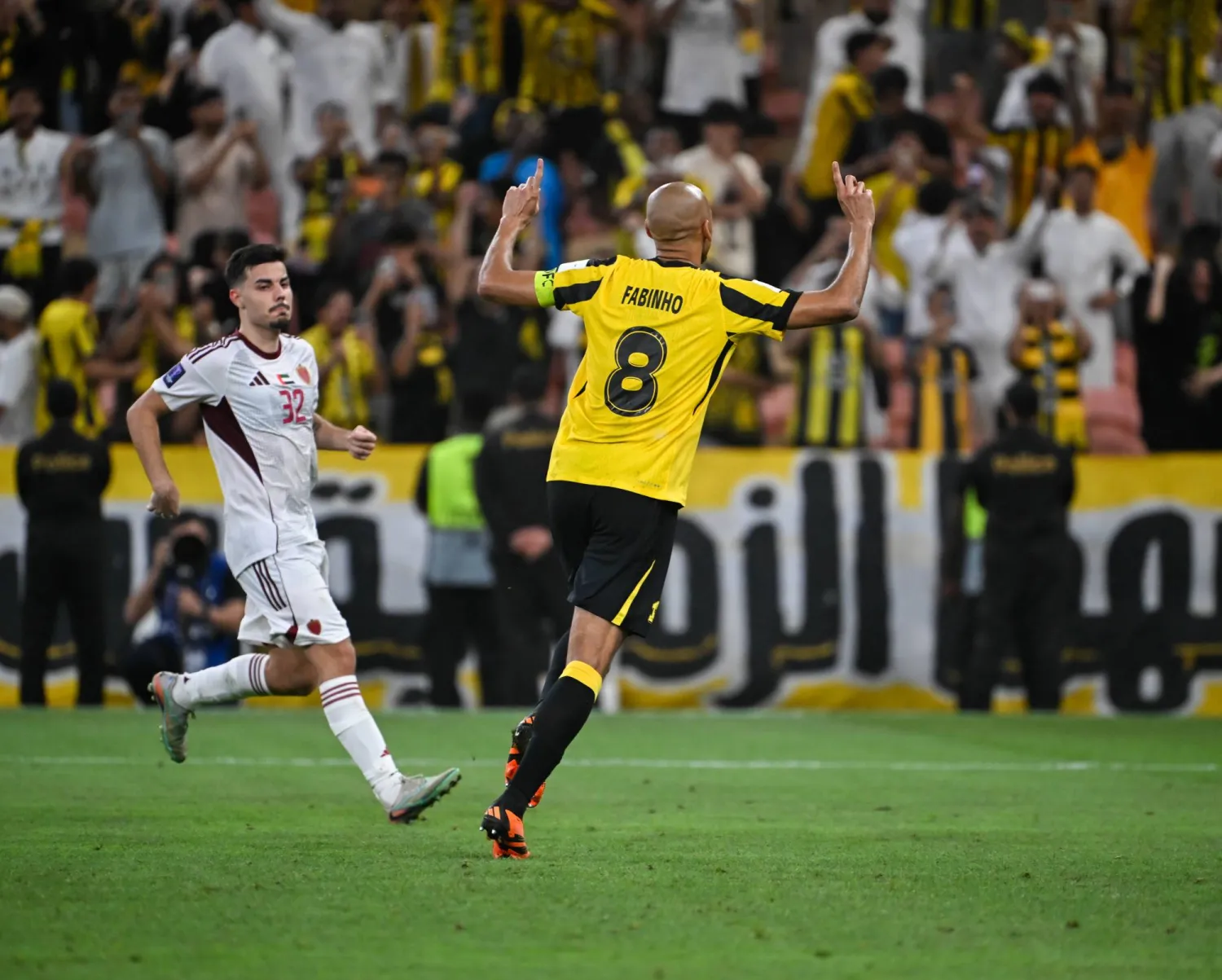 فابينهو ينطلق فرحا بعد الهدف (تصوير: علي خمج)