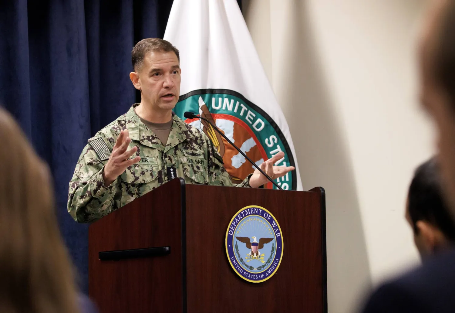 الأميرال براد كوبر قائد القيادة المركزية الأميركية (إ.ب.أ)