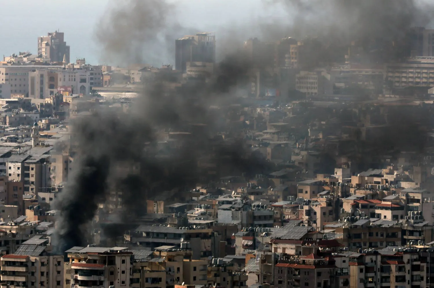 تصاعد الدخان عقب غارات جوية إسرائيلية استهدفت الضاحية الجنوبية لبيروت (إ.ب.أ)