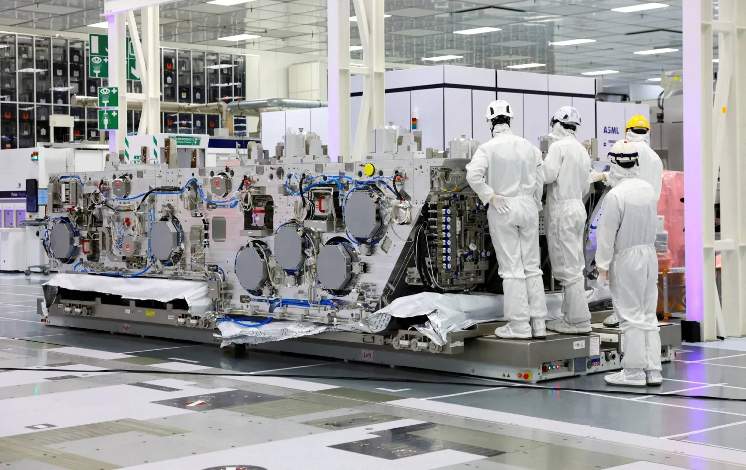 وحدة لجهاز طباعة ضوئية فوق بنفسجية فائقة الدقة من إنتاج «إيه إس إم إل» معروضة في مقر مختبر بحوث الرقائق البلجيكي (رويترز)