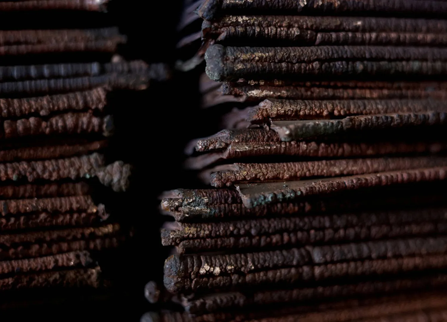 نحاس خام من زامبيا ينتظر التصدير في مستودع بمحطة نيويلن في بايهد داخل ميناء ديربان (رويترز)