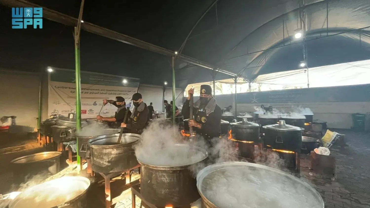 KSrelief distributed 29,000 hot meals to the most vulnerable families in central and southern Gaza Strip. (SPA)