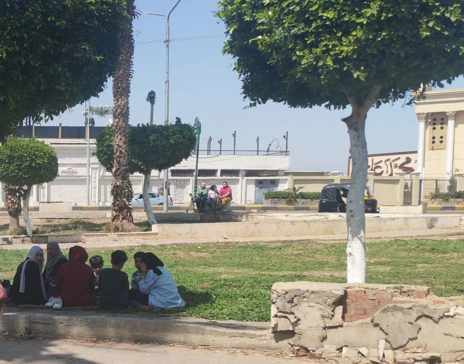 عائلات مصرية تفترش مساحات خضراء في القاهرة (حي غرب شبرا الخيمة)
