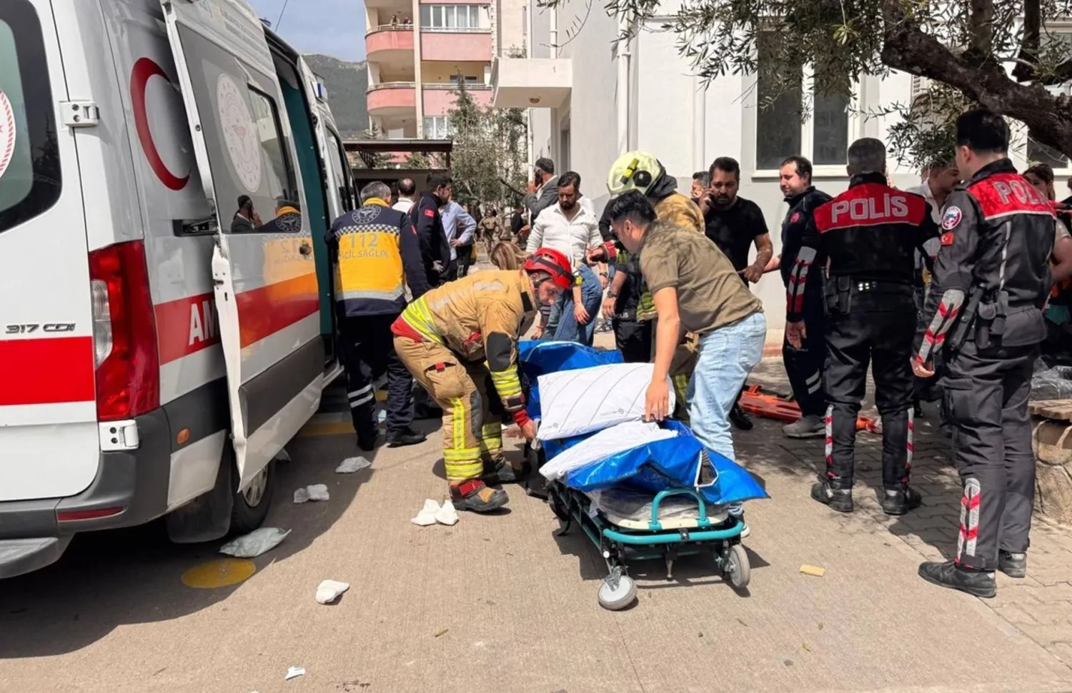 مسعفون ينقلون القتلى والمصابين في هجوم على مدرسة في كهرمان ماراش بجنوب تركيا وسط انتشار للشرطة (إعلام تركي)