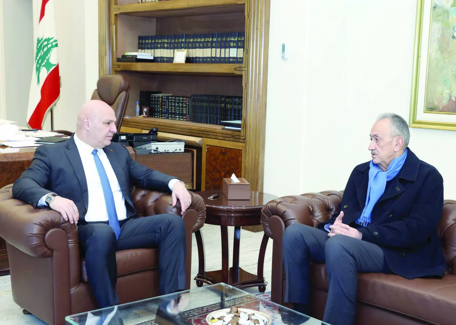 الرئيس عون مجتمعاً مع رئيس الوفد اللبناني في لجنة «الميكانيزم» السفير سيمون كرم الذي سيترأس الوفد الذي سيتولى المفاوضات المباشرة مع إسرائيل (أرشيفية - الرئاسة اللبنانية)