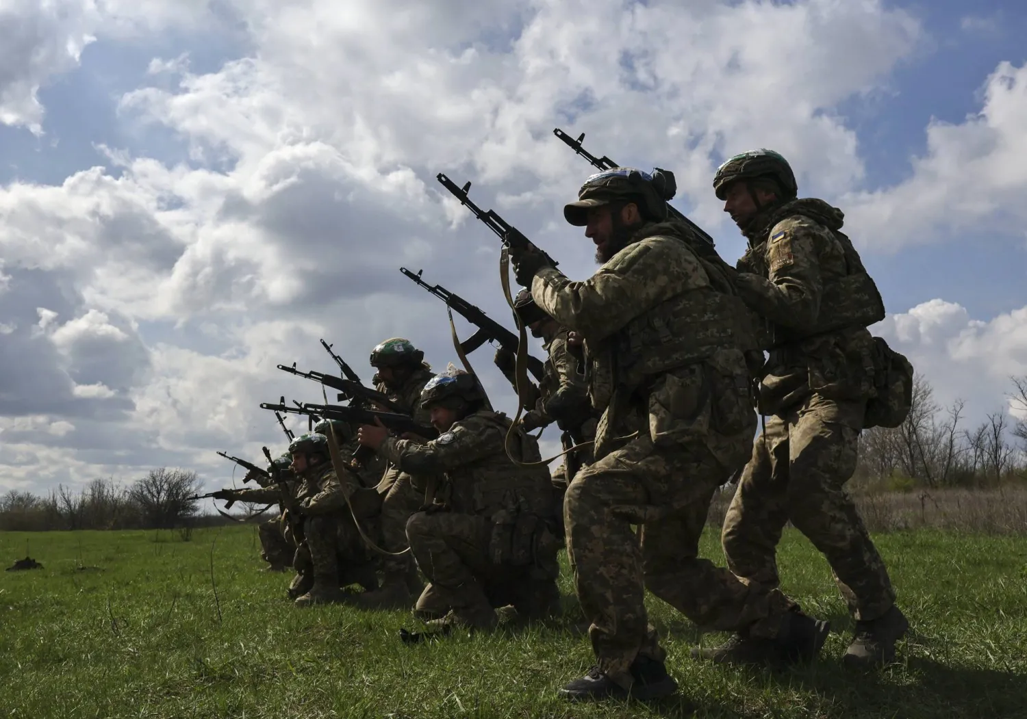 مجندون أوكرانيون من «اللواء الآلي المنفصل 65» وهم يتدربون قبل التوجه إلى الخطوط الأمامية في موقع غير معلن بمنطقة زابوريجيا بأوكرانيا يوم 8 أبريل 2026 (إ.ب.أ)