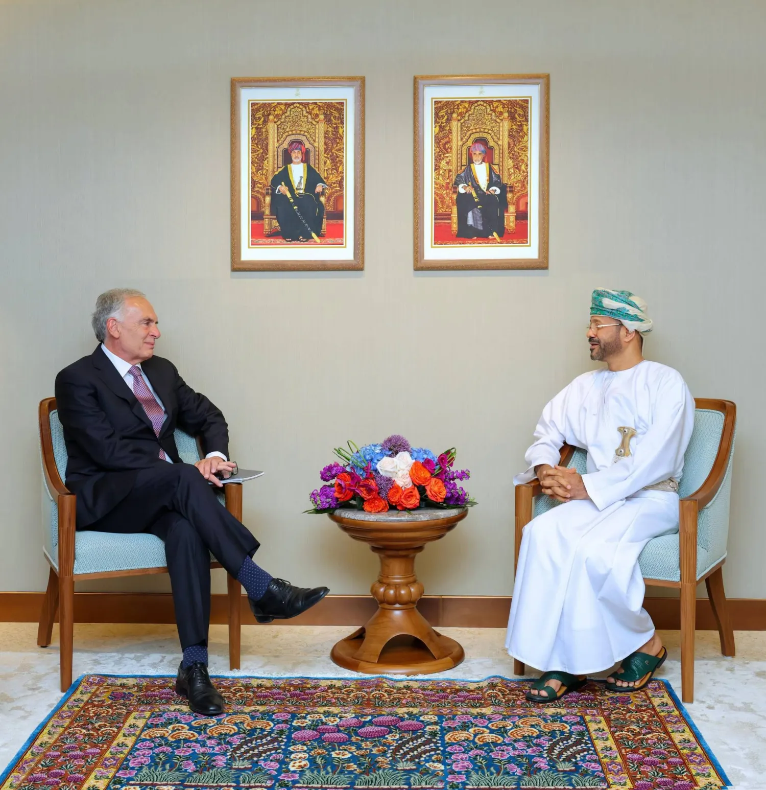 بدر بن حمد البوسعيدي وزير الخارجية العماني خلال استقباله جان أرنو المبعوث الشخصي للأمين العام للأمم المتحدة (الخارجية العمانية)
