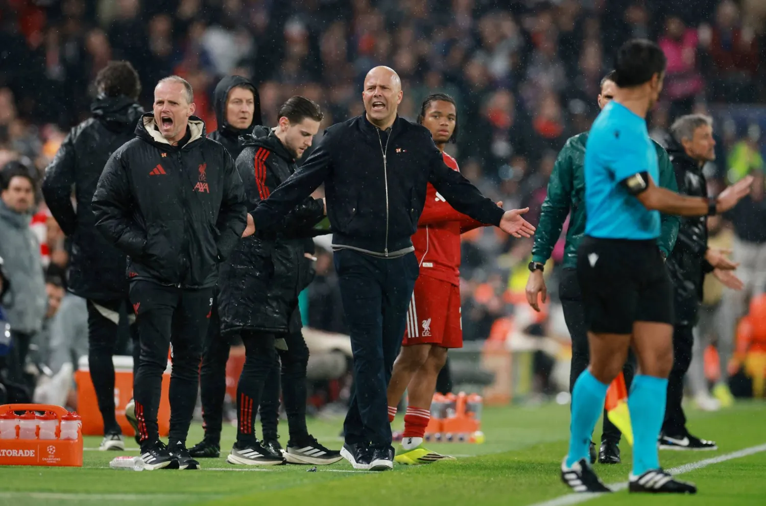 أعرب سلوت عن استيائه من قرار إلغاء ركلة جزاء لفريقه في الدقيقة 64 من مواجهة الإياب (رويترز)