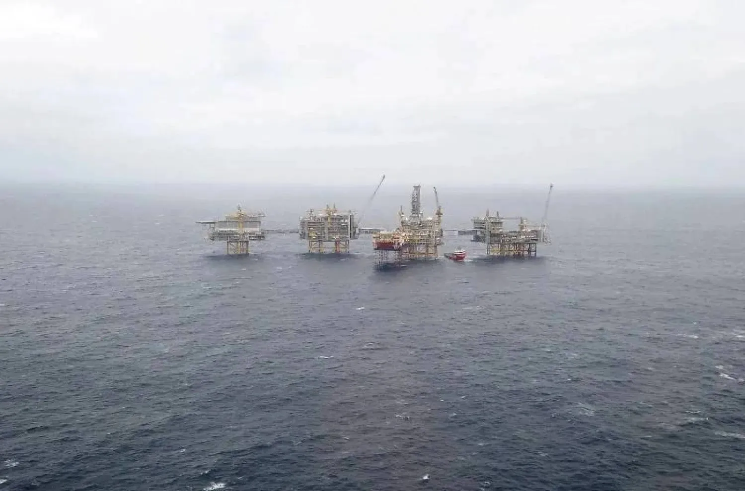 منصات حقول نفط في بحر الشمال بالنرويج التي تعدّ أكبر مورد للغاز الطبيعي في أوروبا ومنتجاً رئيسياً للنفط (رويترز)