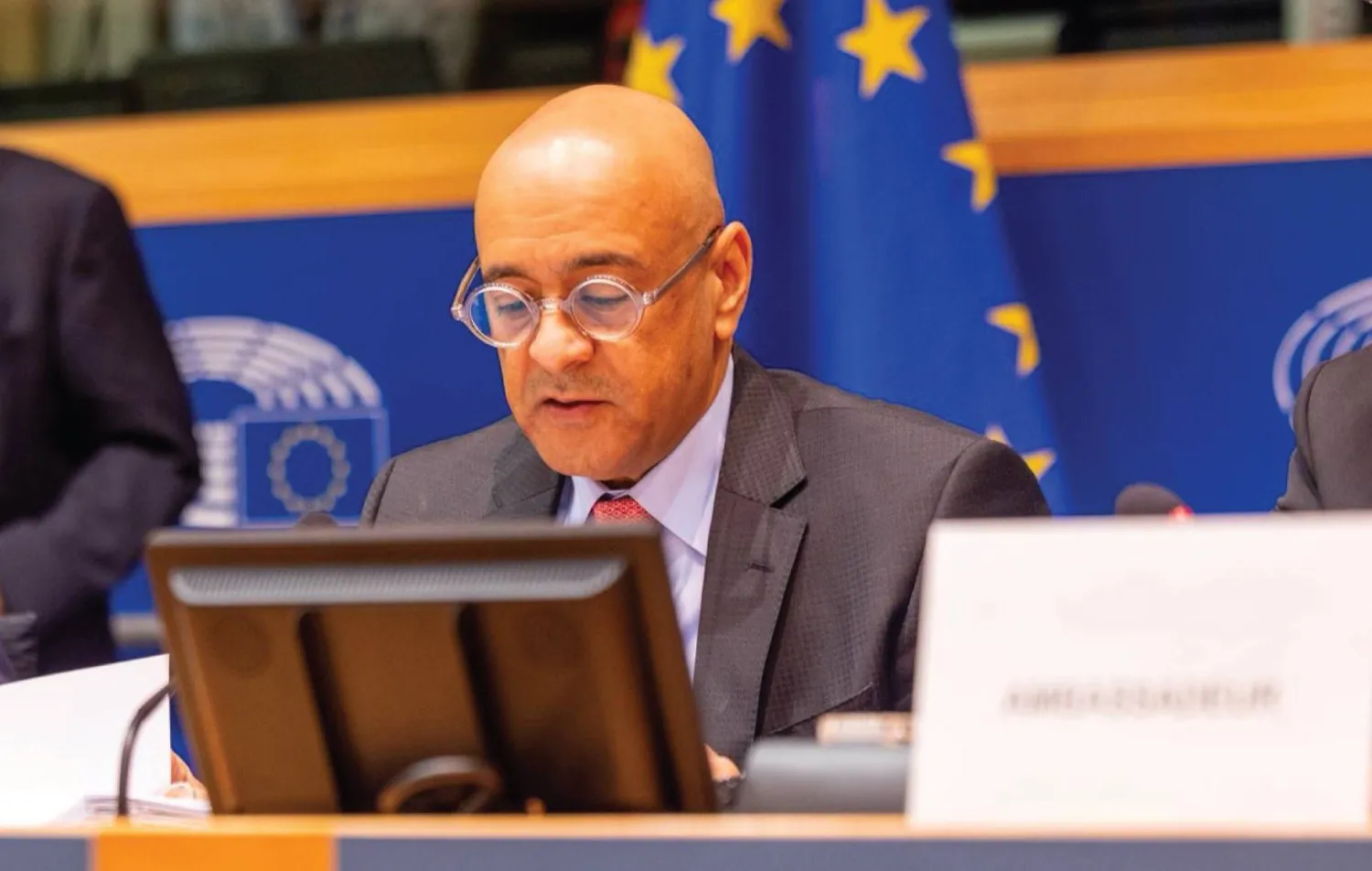 جاسم البديوي خلال إحاطة أمام لجنة الشؤون الخارجية للبرلمان الأوروبي في بروكسل الأربعاء (مجلس التعاون الخليجي)