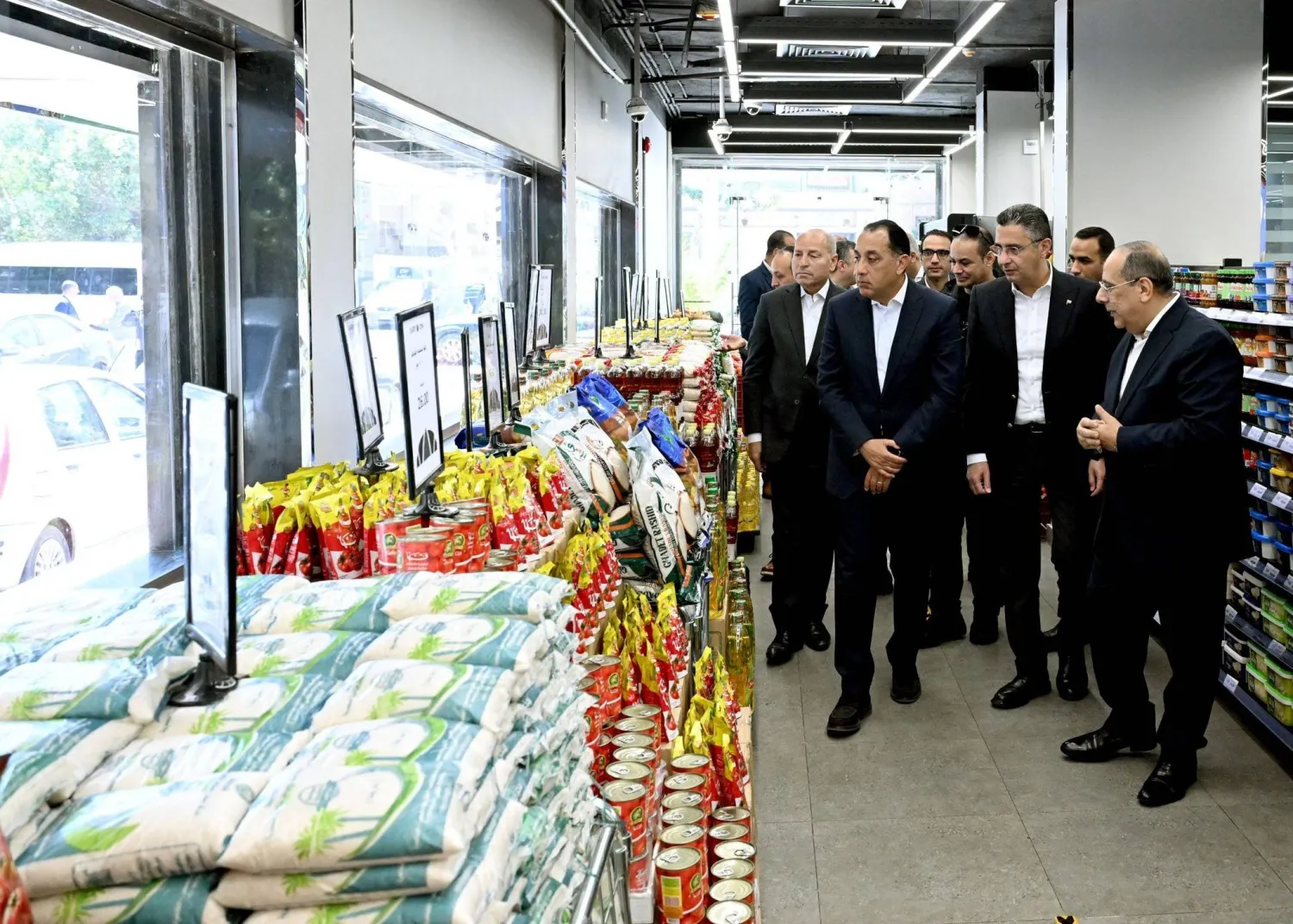 رئيس الوزراء المصري مصطفى مدبولي خلال تفقد أحد منافذ بيع السلع الشهر الماضي (وزارة التموين)