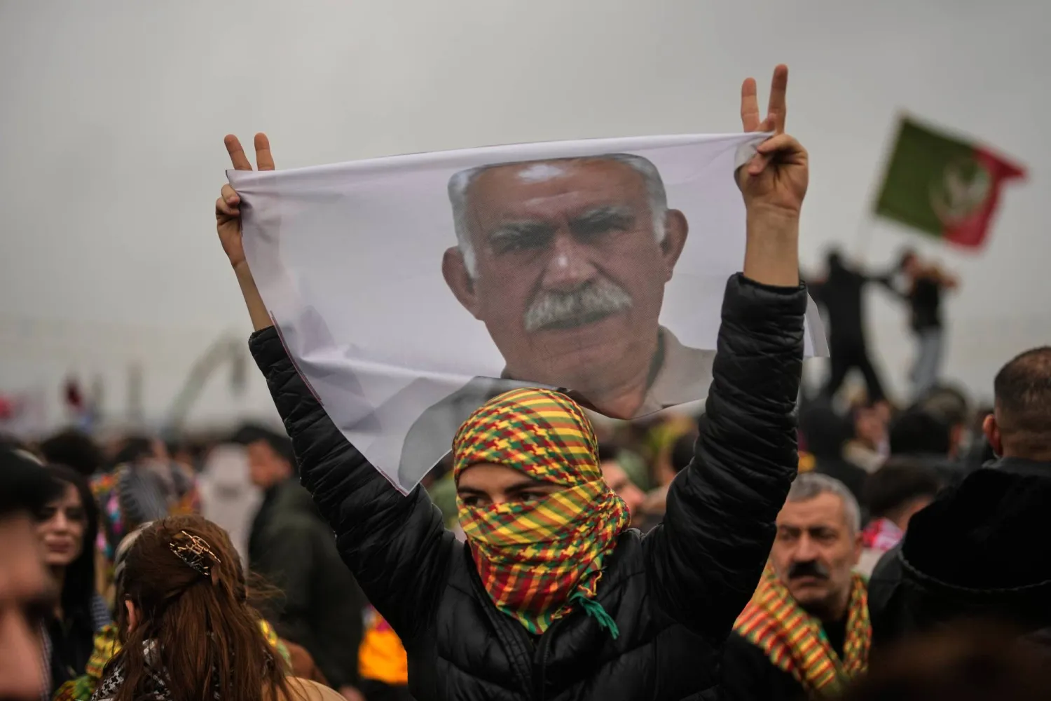 كردي يرفع صورة لأوجلان خلال احتفالات عيد النوروز في إسطنبول في 22 مارس الماضي (أ.ب)