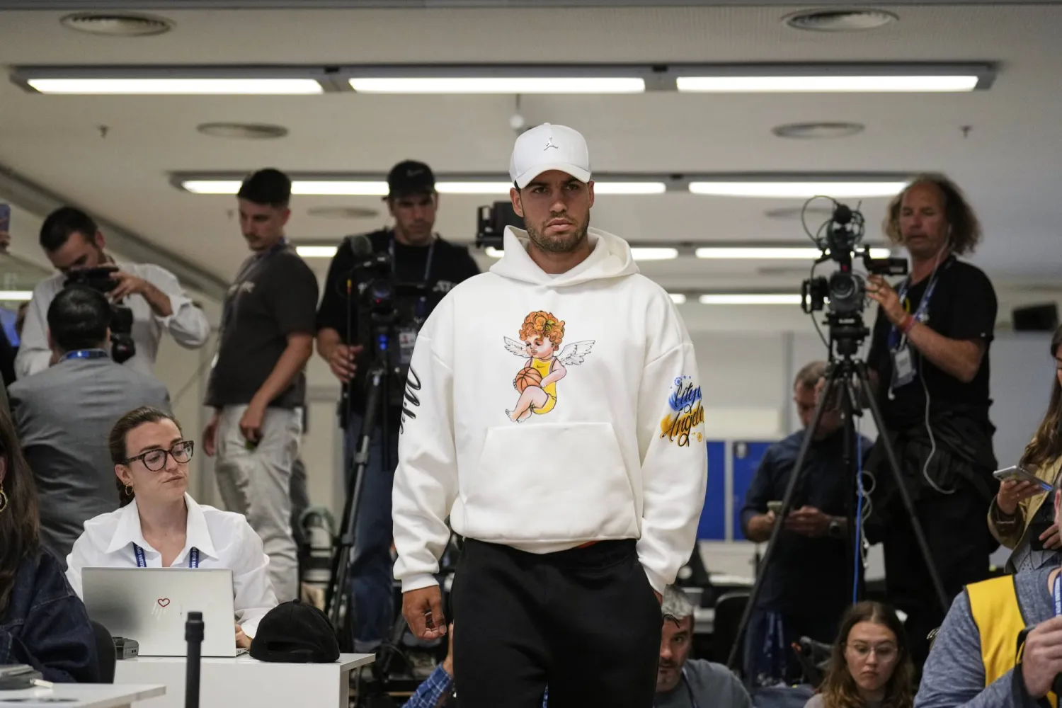 ألكاراس في قاعة الصحافيين قبل إعلانه نبأ انسحابه من البطولة (إ.ب.أ)