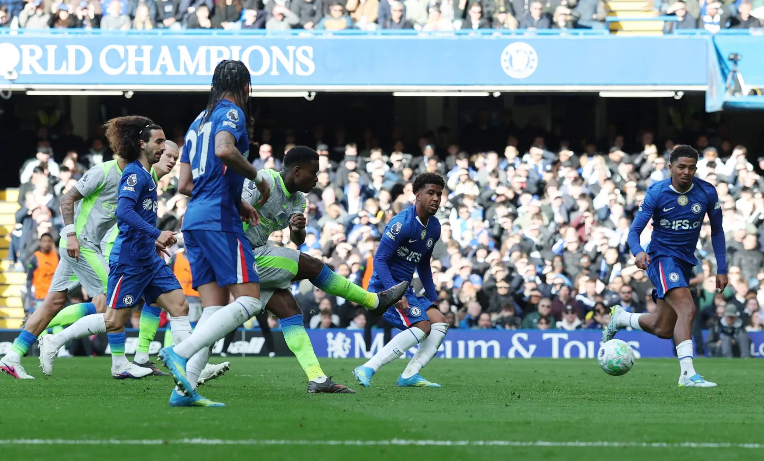 تسديدة مارك جيهي مدافع مانشستر سيتي في طريقها لمعانقة شباك تشيلسي (رويترز)