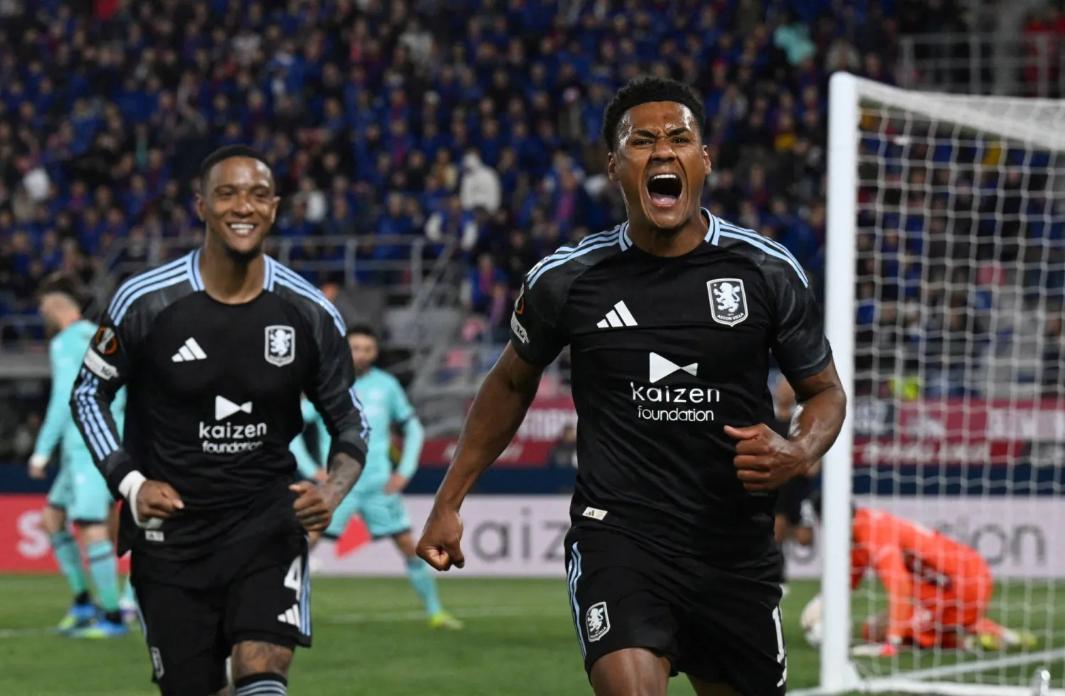 واتكينز نجم أستون فيلا المتألق سجل هدفين من ثلاثية الفوز على بولونيا ذهابا (رويترز)