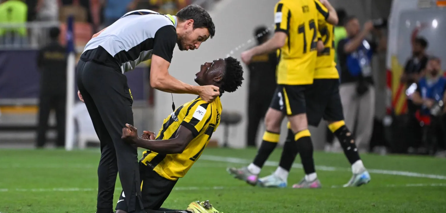 روجر فيرنانديز وفرحة جنونية مع أحد مساعدي كونسيساو بعد التأهل الآسيوي (تصوير: علي خمج)