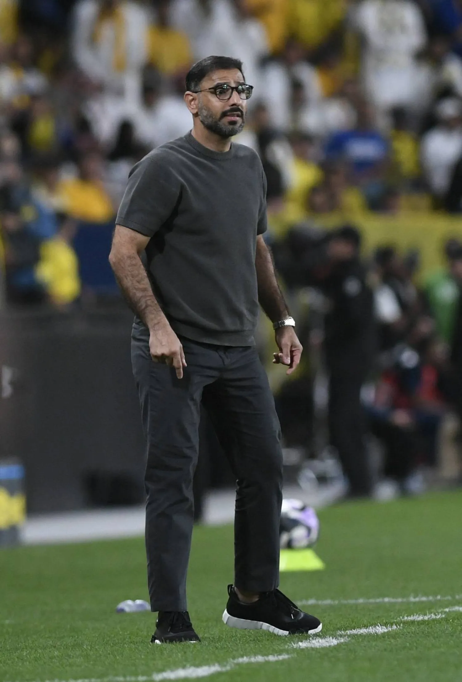 سعد الشهري مدرب فريق الاتفاق خلال اللقاء (رويترز)