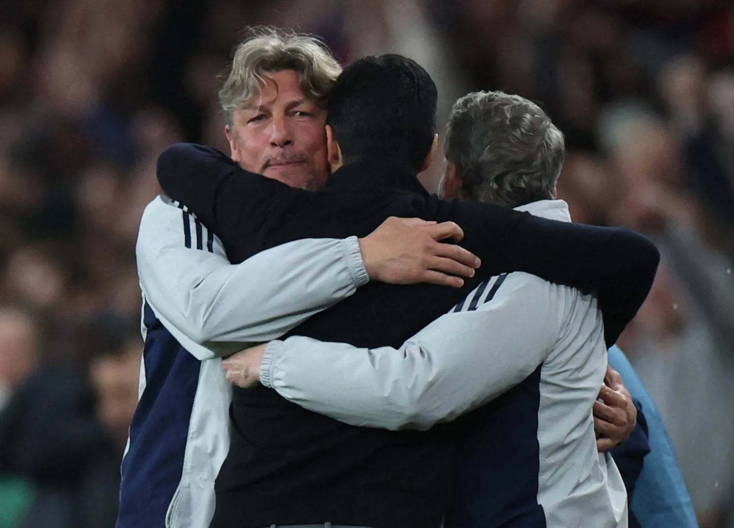 أرتيتا يحتفل مع مساعديه بعد التأهل (رويترز)