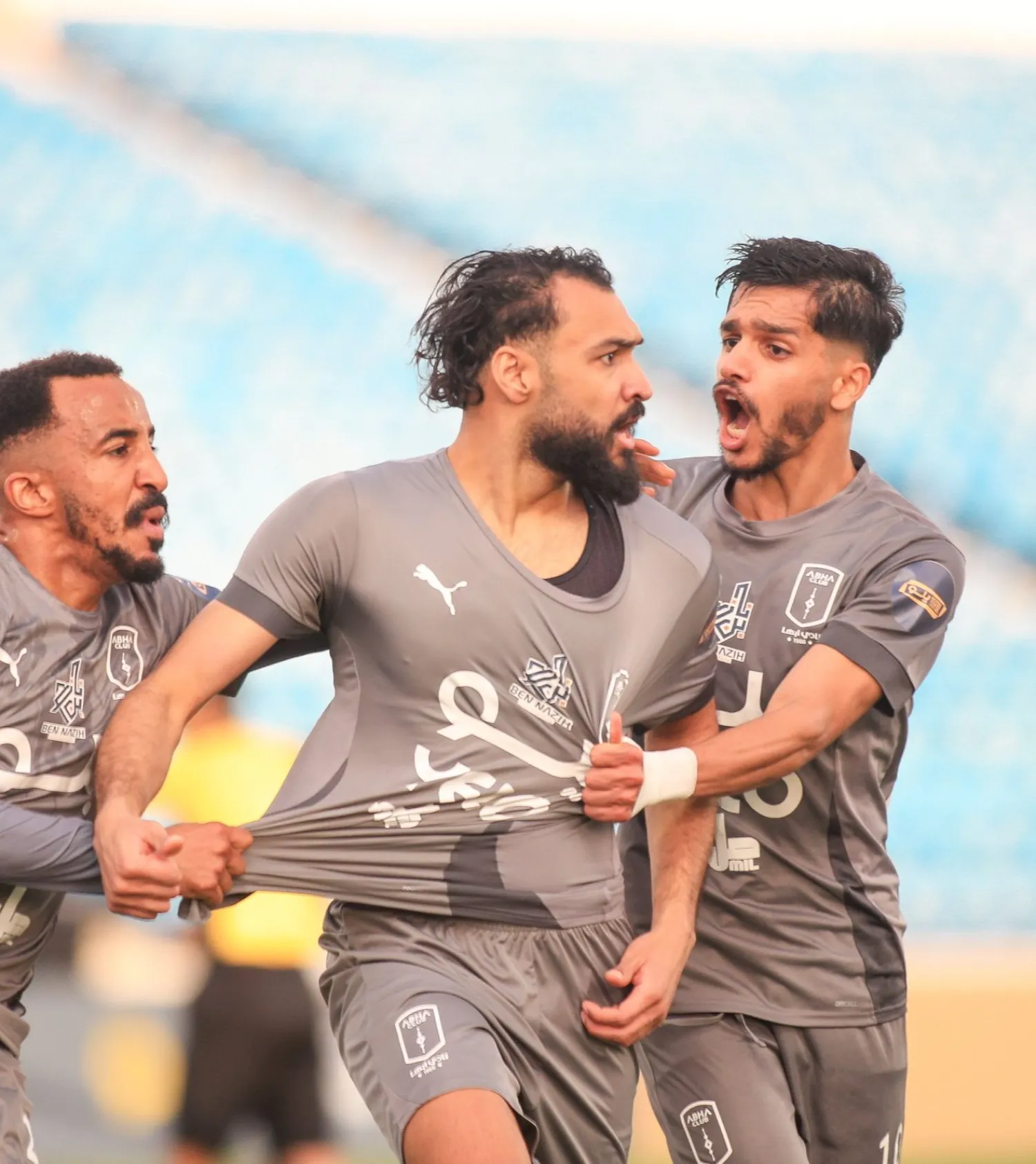 فرحة لاعبي أبها بهدف الفوز على جدة (نادي أبها)