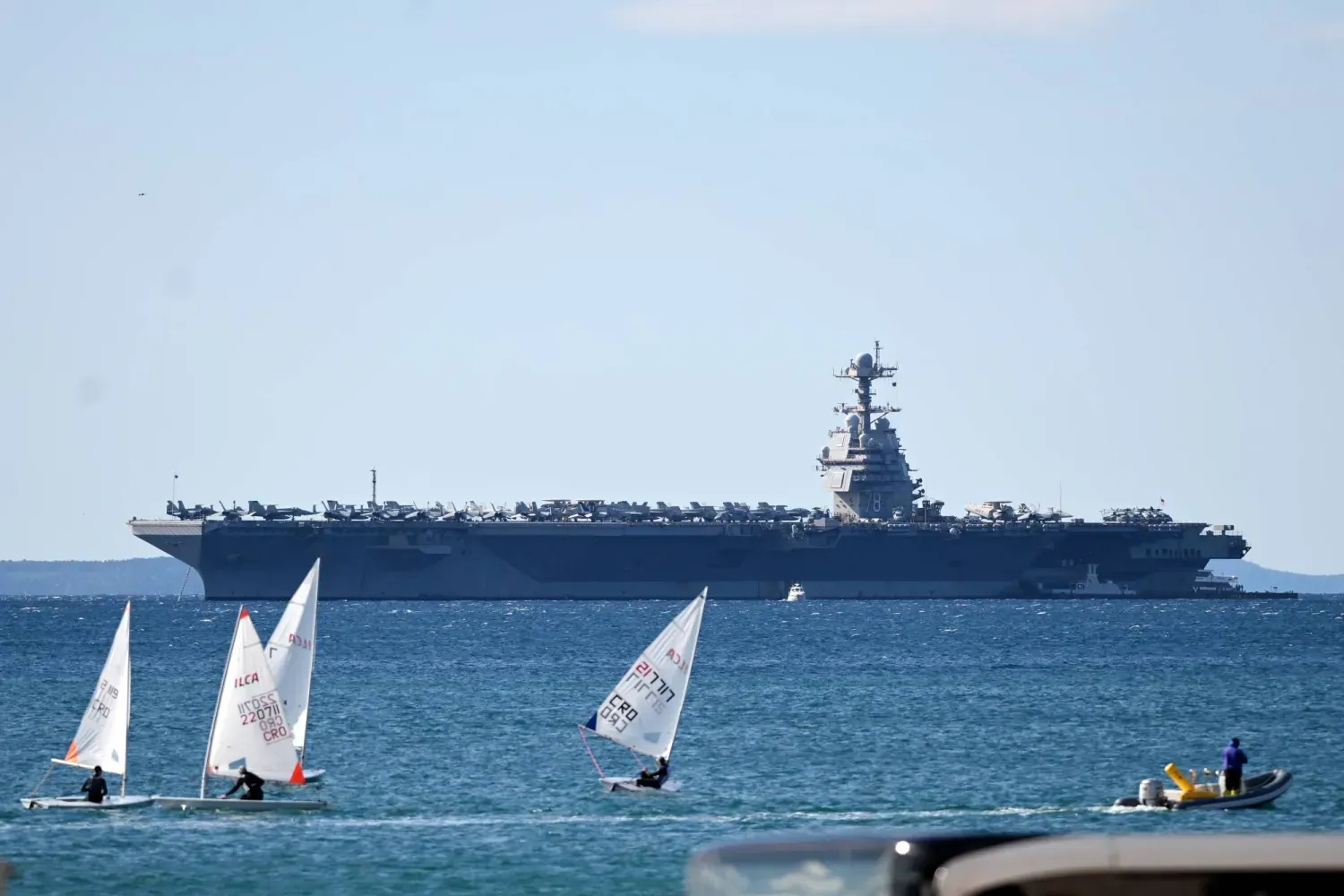 USS Gerald R. Ford uçak gemisi, gemide çıkan muharebe dışı bir yangının ardından onarım için Hırvatistan'ın Split kıyılarında demirledi (EPA)