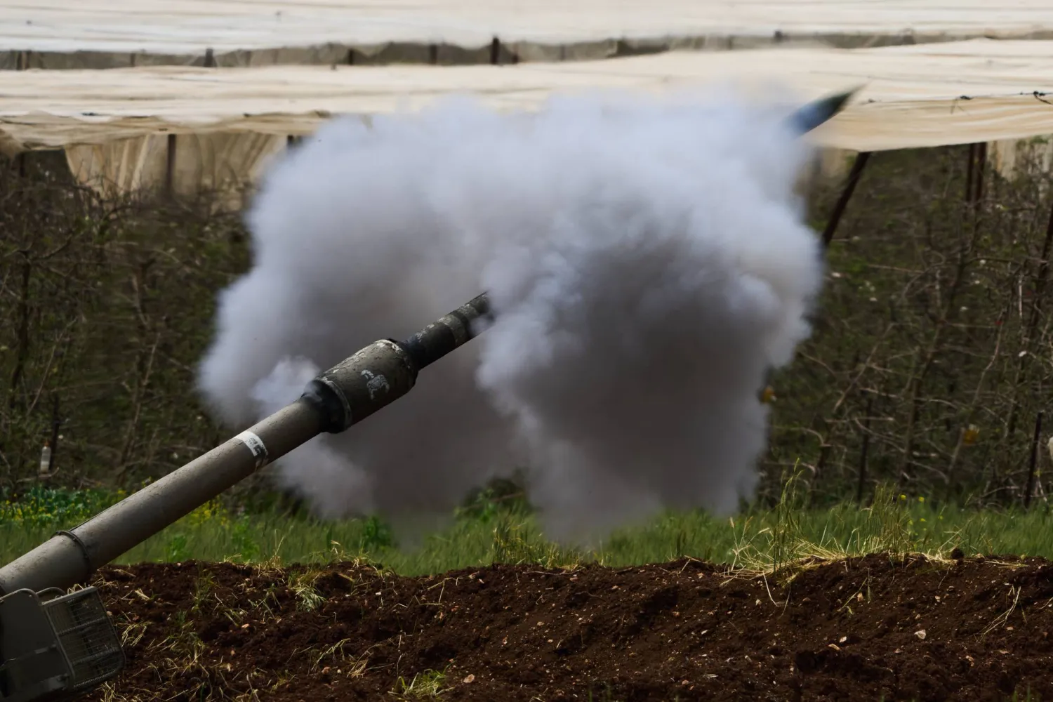 وحدة مدفعية إسرائيلية تطلق قذائف باتجاه جنوب لبنان من شمال إسرائيل (أ.ب)