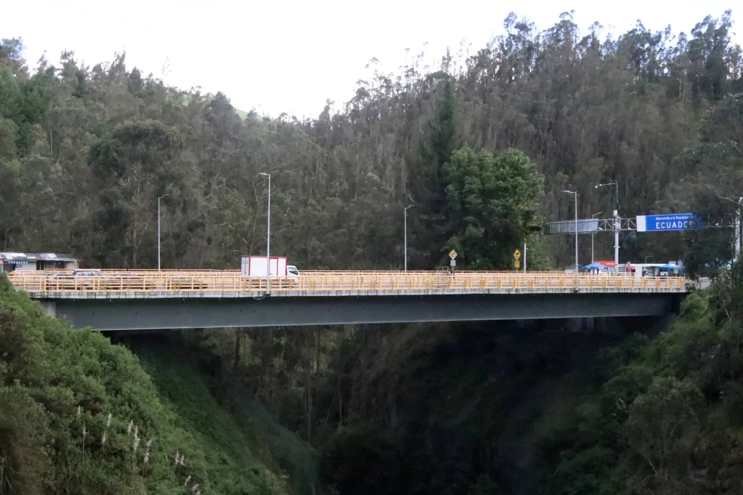 Vehicles cross the Rumichaca International Bridge, the border crossing between Colombia and Ecuador, in Tulcan, Ecuador, 10 April 2026.  EPA/Xavier Montalvo