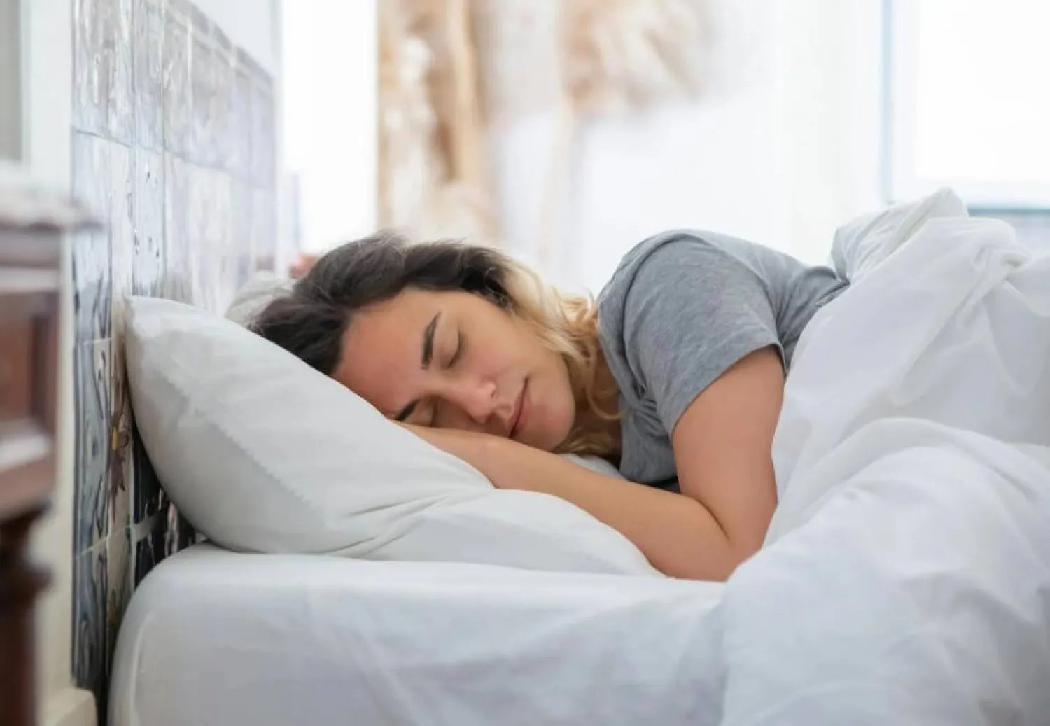 ضغط العين كان أعلى لدى مرضى الغلوكوما الذين ينامون باستخدام وسادتين مقارنة بالاستلقاء بشكل مسطح (بكسلز)