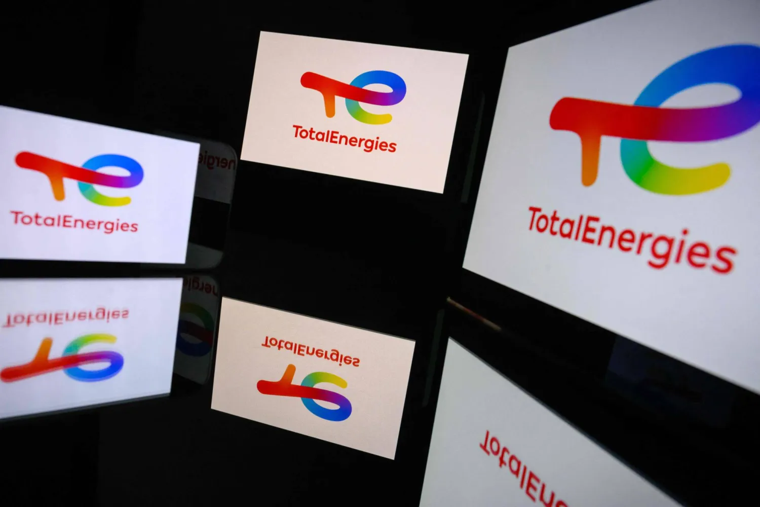 (FILES) This illustrative photograph shows screens displaying the logo of the French company TotalEnergies, listed on the CAC 40, the main stock market index of the Paris Stock Exchange, in Toulouse on March 31, 2026. (Photo by Lionel BONAVENTURE / AFP)