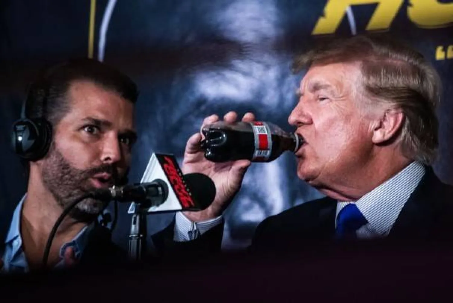 الرئيس الأميركي دونالد ترمب أثناء تناوله مشروباً غازياً (أ.ف.ب) 