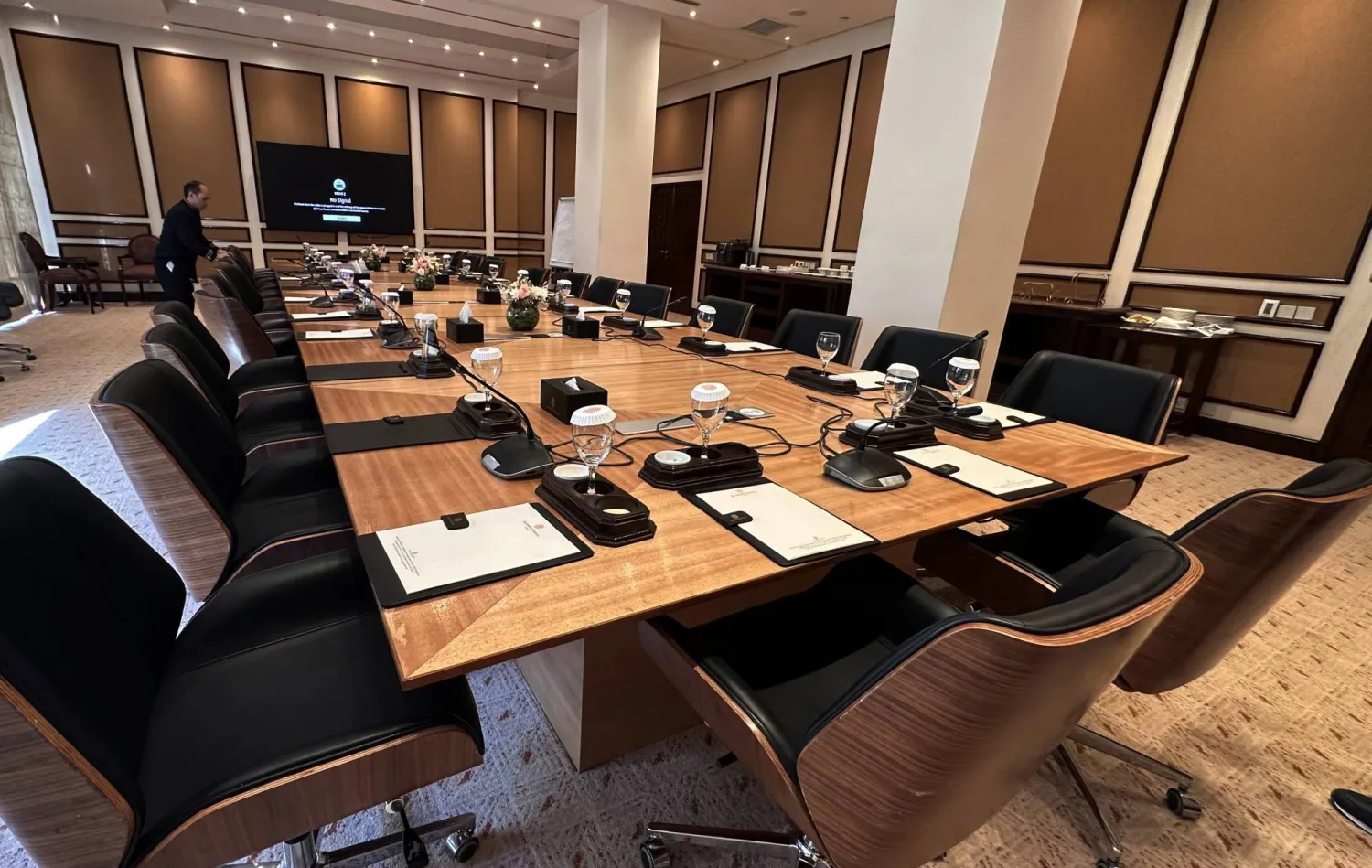 قاعة مؤتمرات في فندق سيرينا، الذي استضاف سابقًا محادثات السلام الإيرانية الأميركية في إسلام آباد (إ.ب.أ)