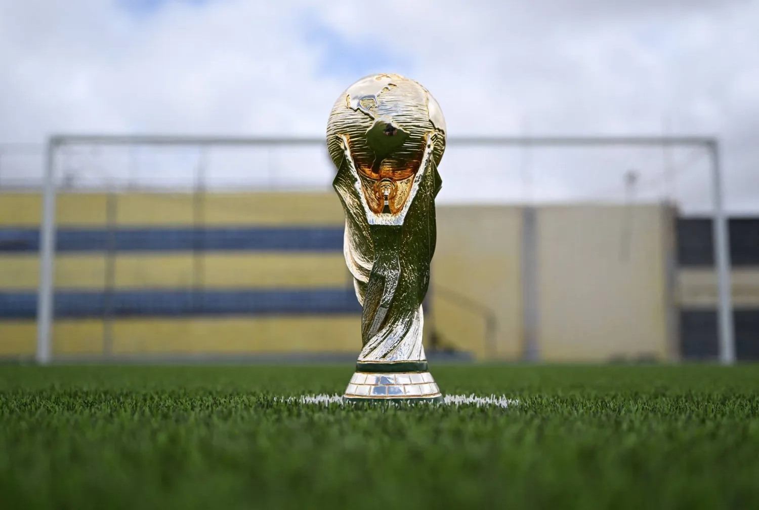 تتزايد الانتقادات في الصحافة الأوروبية مع اقتراب انطلاق كأس العالم 2026 (أ.ف.ب)