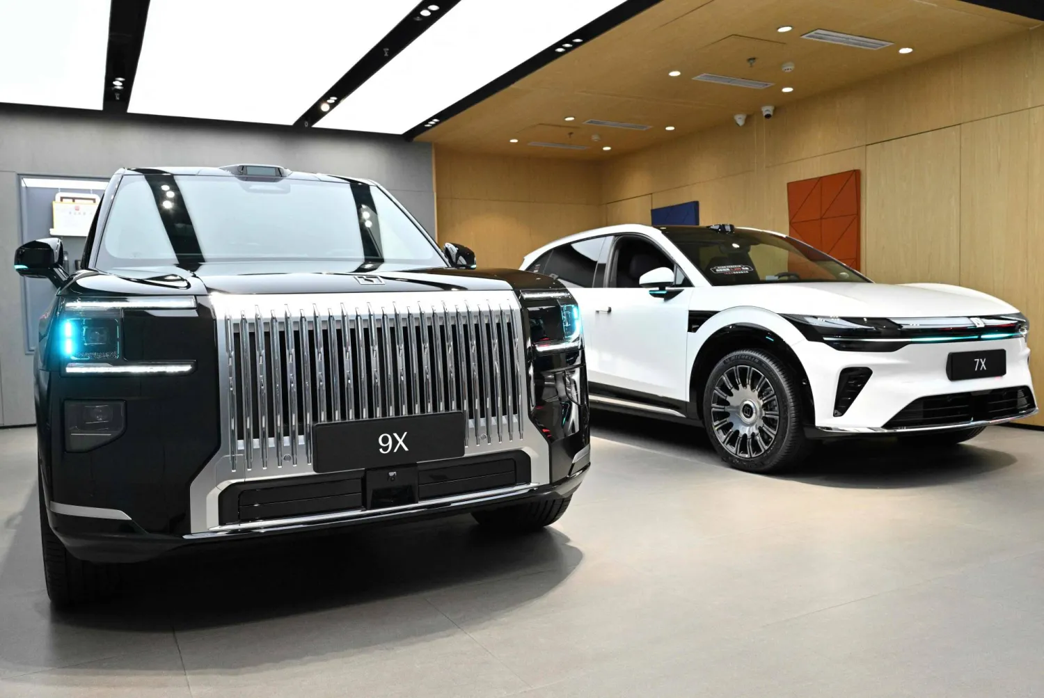 سيارات في صالة عرض في بكين 16 أبريل 2026 (أ.ف.ب)