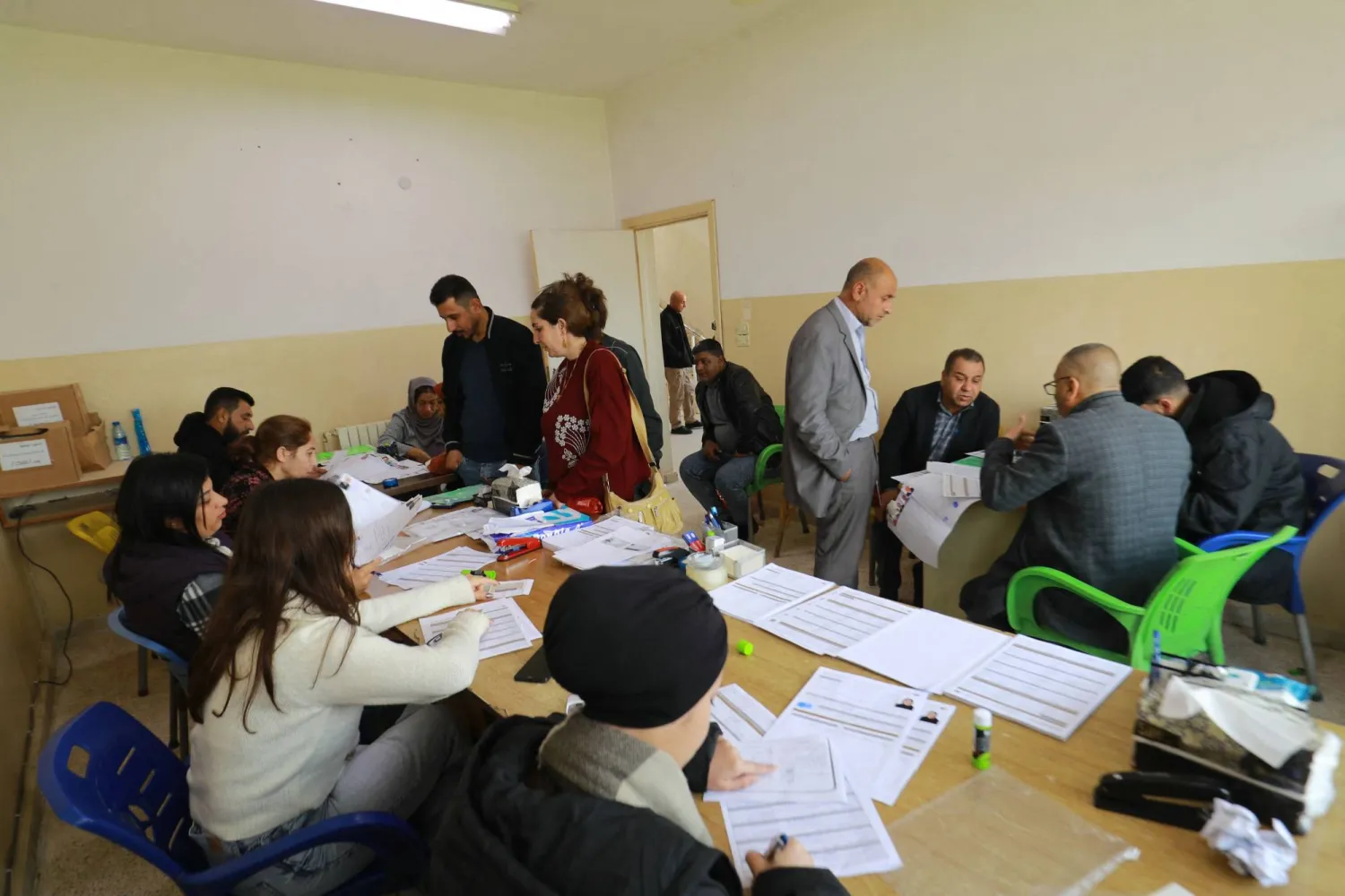 زحمة حضور كردي في مركز حكومي في المالكية القديمة بمنطقة القامشلي (أ.ف.ب)