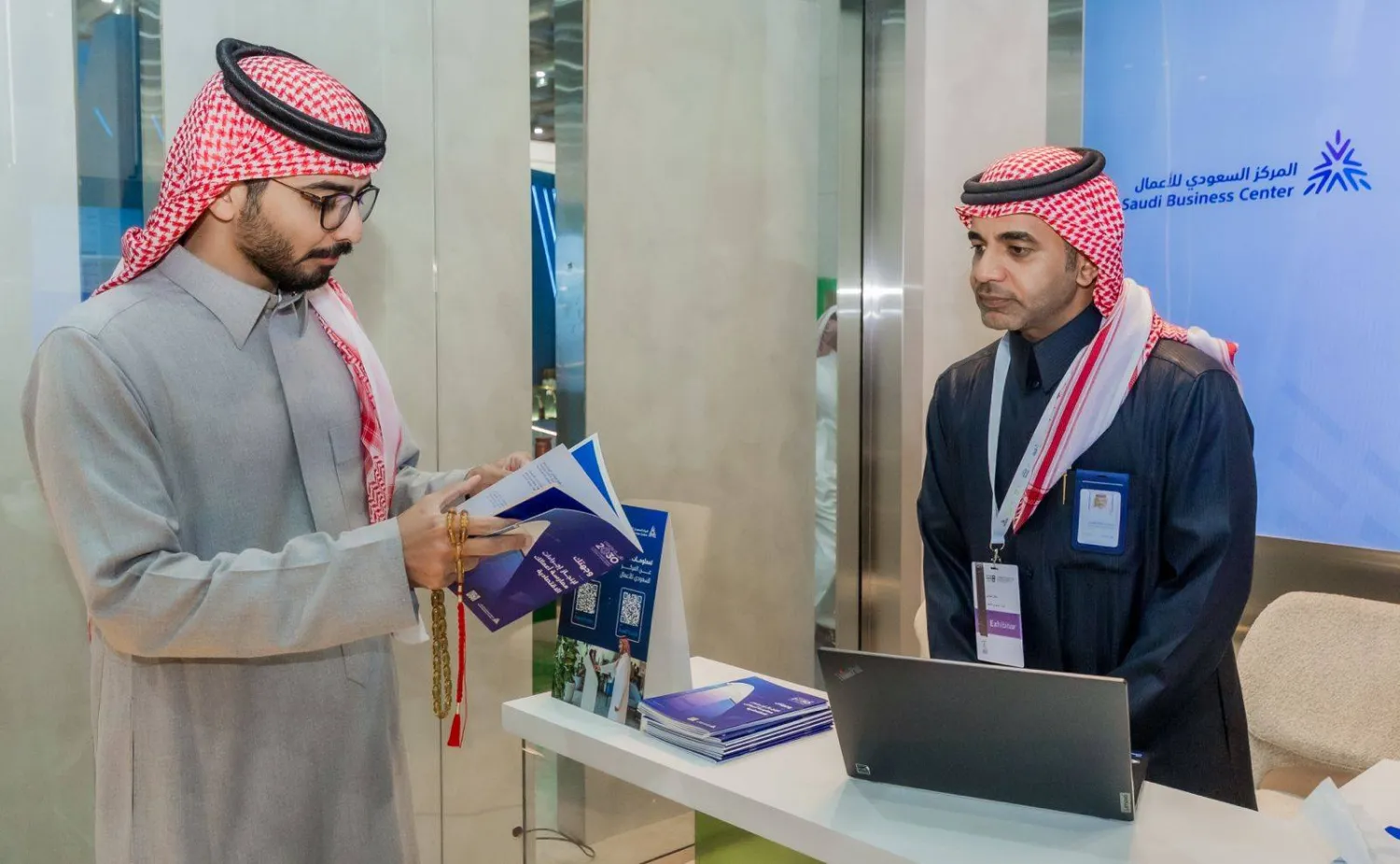 مستثمر يطالع كتيباً للتعرف على خدمات «المركز السعودي للتنافسية والأعمال» (المركز)