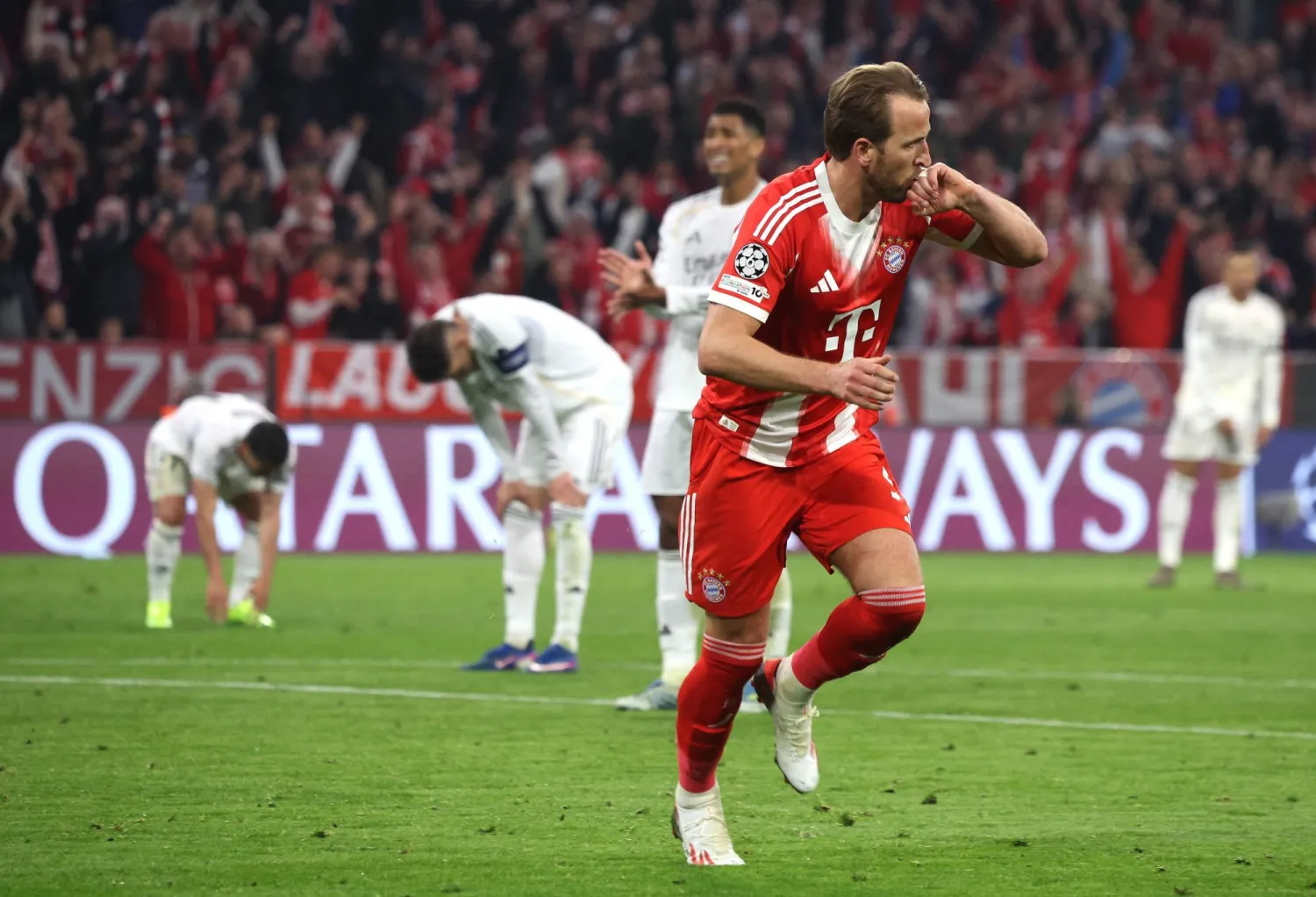 كين يحتفل بتأهل بايرن ميونيخ وسط خيبة أمل لاعبي الريال (أ.ف.ب)