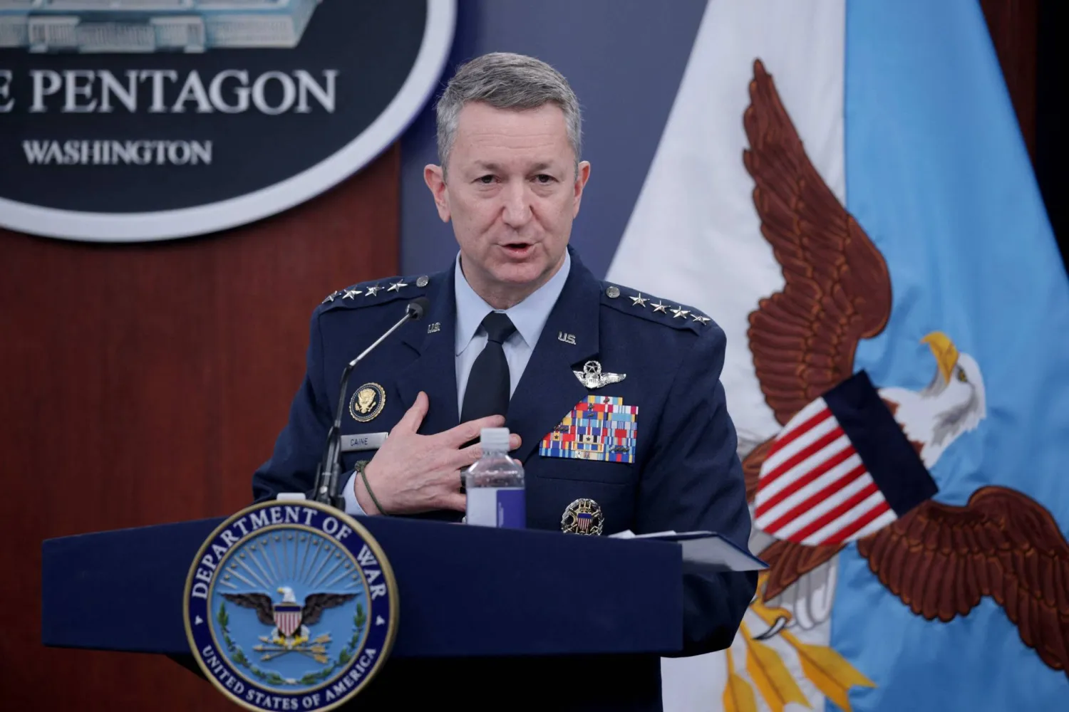 رئيس هيئة الأركان الأميركية ‌المشتركة ‌الجنرال ​دان ‌كين خلال مؤتمر صحافي في البنتاغون بواشنطن الخميس (أ.ف.ب)