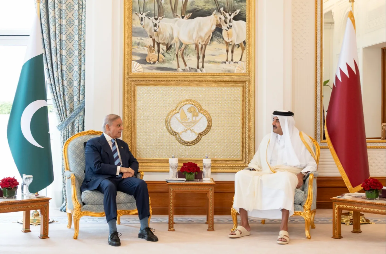 أمير قطر، الشيخ تميم بن حمد آل ثاني، ورئيس الوزراء الباكستاني محمد شهباز شريف (قنا)