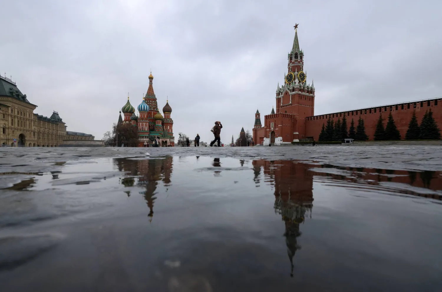 أشخاص يسيرون بالقرب من الكرملين بالساحة الحمراء في يوم ممطر وسط موسكو 9 أبريل 2026 (رويترز)