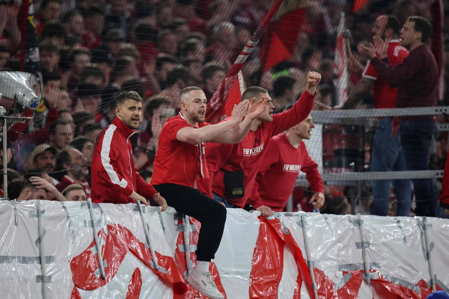 مجموعة من ألتراس البايرن تجاوزوا الحواجز ودهسوا المصورين (أ.ف.ب)