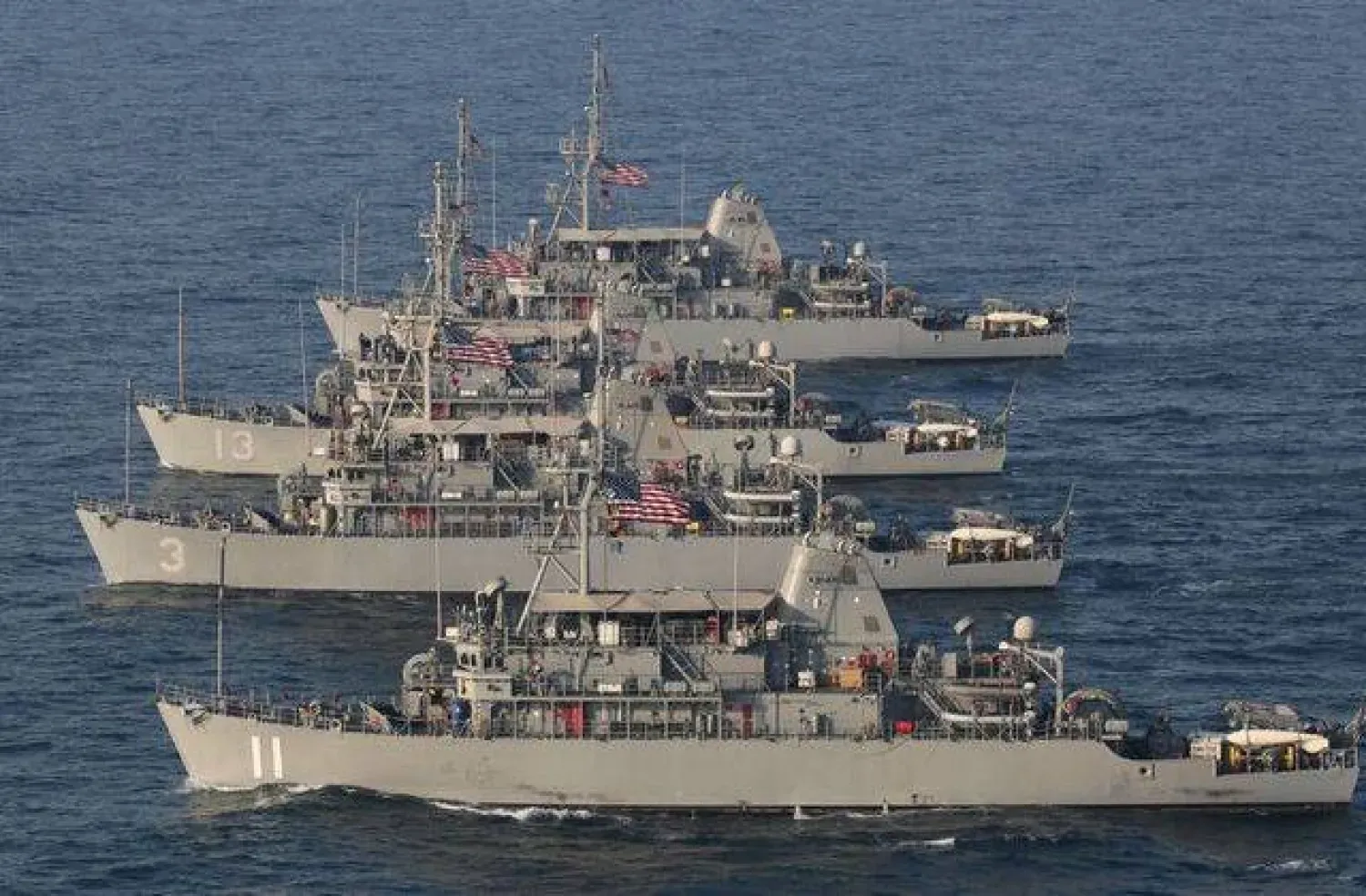 ABD’nin Avenger sınıfı mayın avlama gemileri, 6 Temmuz 2019 tarihinde Arap Denizi’nde tatbikat gerçekleştirirken (Reuters)