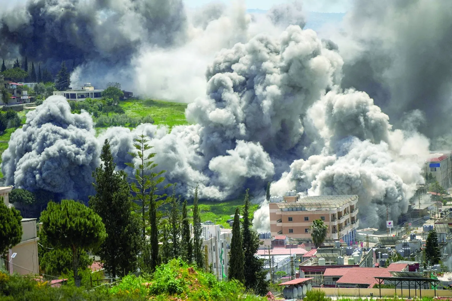 الدخان يتصاعد بعد غارة إسرائيلية على النبطية في جنوب لبنان أمس (رويترز)