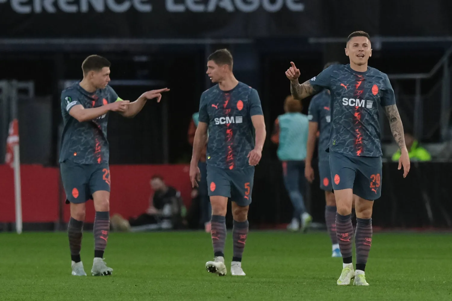 شاختار سيواجه في نصف النهائي الفائز من مباراة كريستال بالاس وفيورنتينا (أ.ب)