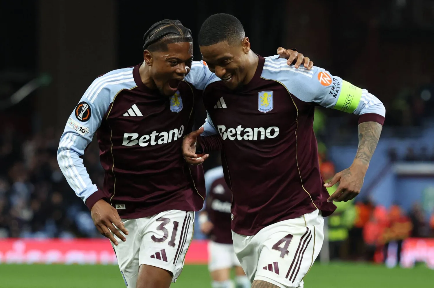 أستون فيلا حقق فوزاً ساحقاً على بولونيا الإيطالي (أ.ف.ب)