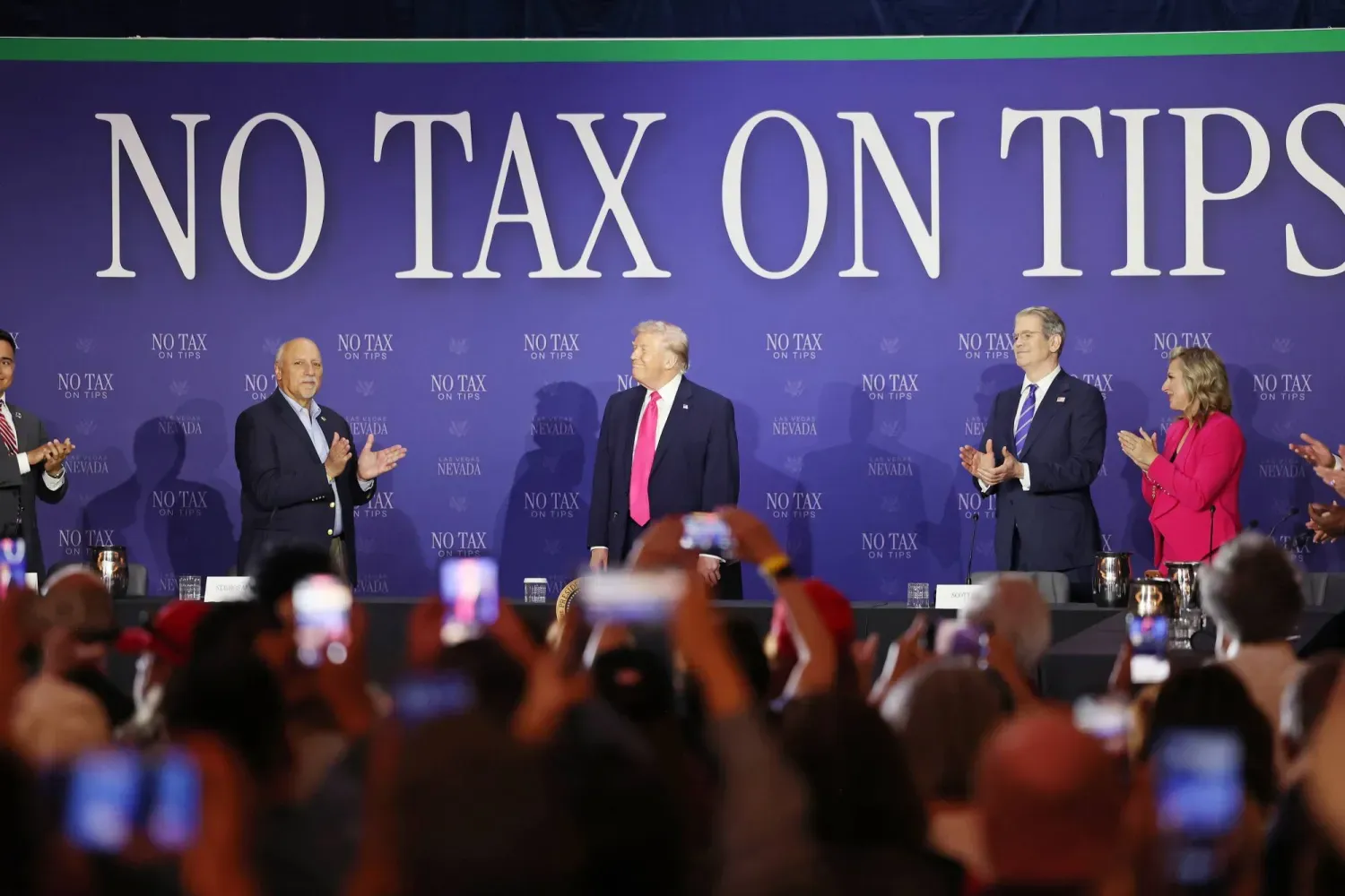 Trump, Nevada, Las Vegas'ta "Bahşiş Vergisi Kaldırma Yasası"nı tanıtmak amacıyla düzenlenen bir toplantı sırasında (EPA)