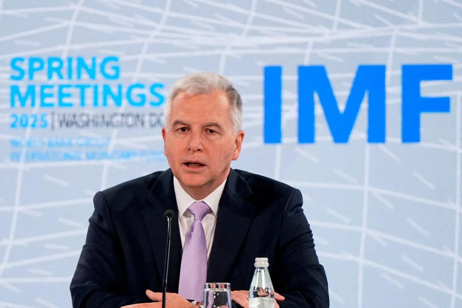 ألفريد كامر يتحدث خلال مؤتمر صحافي ضمن اجتماعات الربيع السنوية لصندوق النقد والبنك الدولي لعام 2025 في واشنطن (رويترز)