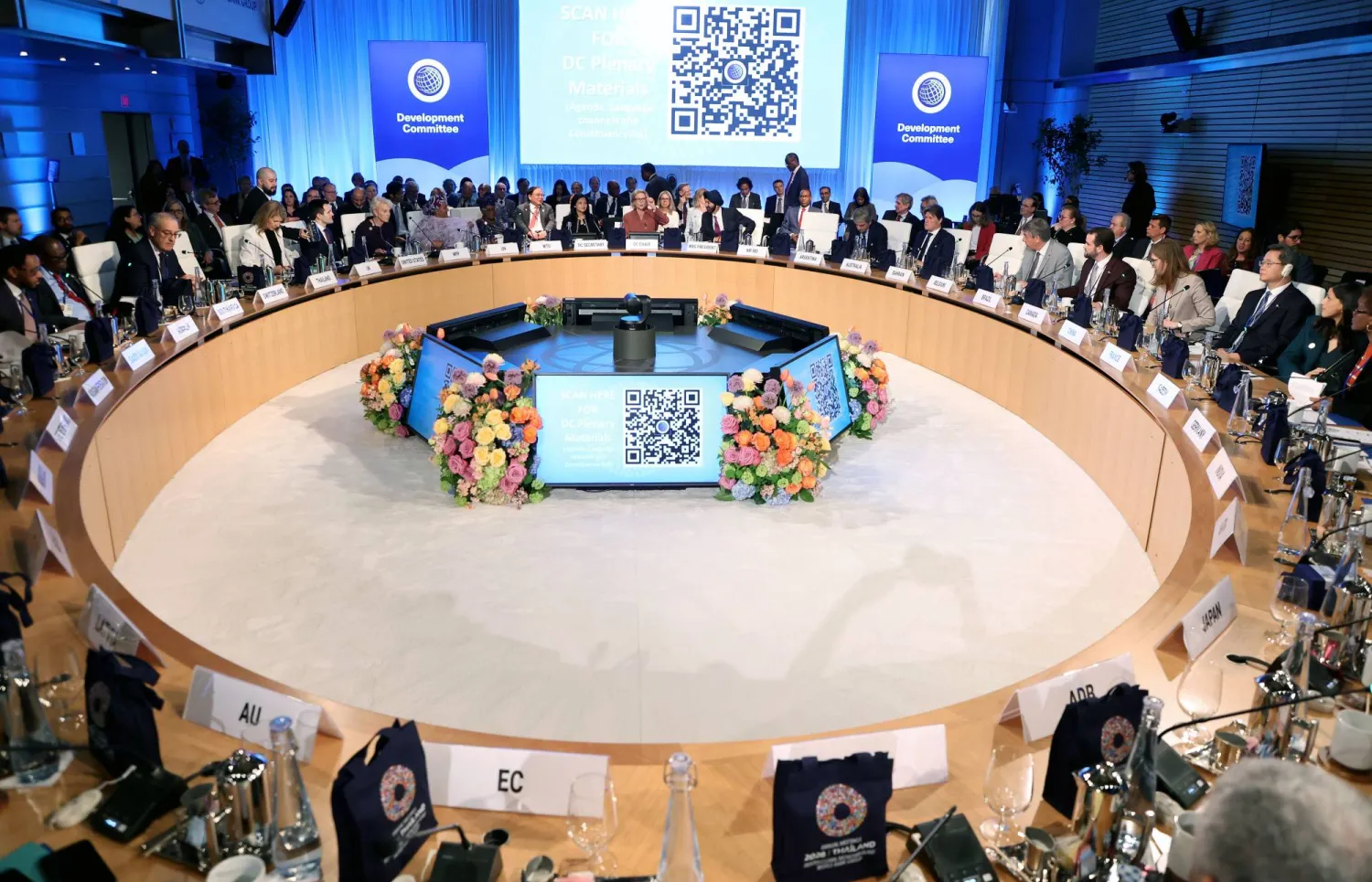 مشاركون في الجلسة العامة للجنة التنمية التابعة لصندوق النقد والبنك الدوليين خلال اجتماعات الربيع في واشنطن (د.ب.أ)