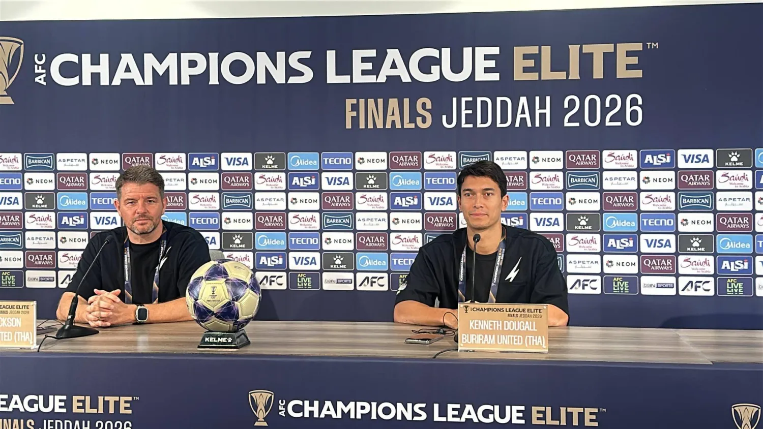 مارك جاكسون مدرب فريق بوريرام يونايتد التايلندي بجوار اللاعب كينيث دوغال (الشرق الأوسط) 